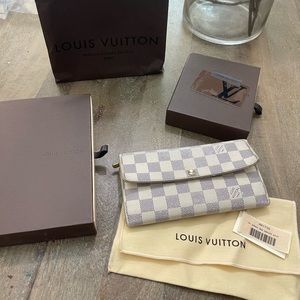 *Authentic* Louis Vuitton Wallet + remaining gift card / store credit